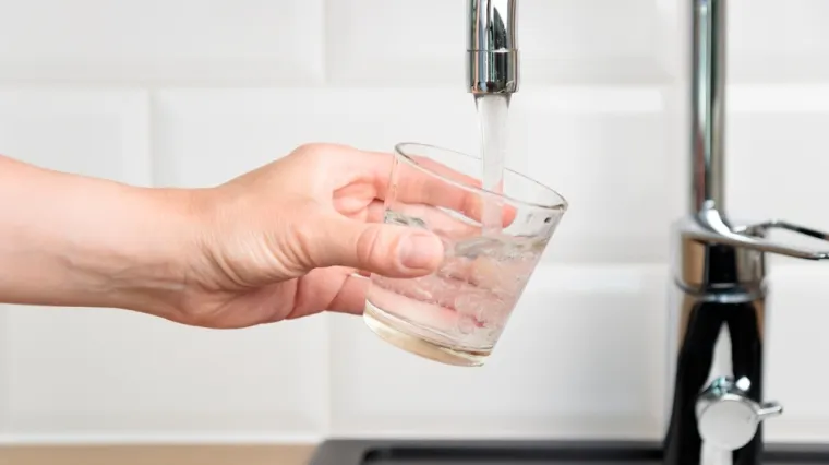 Na razini EU-a stupaju na snagu dodatne mjere za&scaron;tite od PFAS-ova u vodi za piće