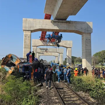 Stravična željeznička nesreća: Dizalica pala na vlak, najmanje 12 mrtvih