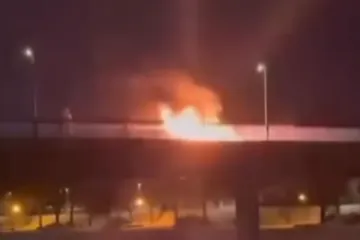 Pojavila se zastra&scaron;ujuća snimka TikTok izazova: Djeca polila most benzinom i zapalila ga?