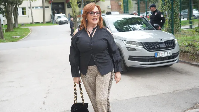 Anu Bekutu gađali grudama na nastupu u Čačku, pjevačica vikala pa prekinula koncert