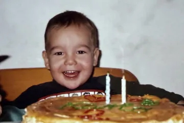 &Scaron;armer od malih nogu: 'Gospodin Savr&scaron;eni' Karlo danas slavi rođendan, a ovako je nekad izgledao