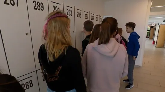 Sjećate se &scaron;kole koja je zabranila mobitele? Ovako sada izgleda: 'Bilo je te&scaron;ko, ali...'