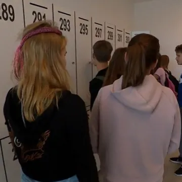 Sjećate se &scaron;kole koja je zabranila mobitele? Ovako sada izgleda: 'Bilo je te&scaron;ko, ali...'