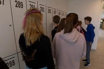 Sjećate se &scaron;kole koja je zabranila mobitele? Ovako sada izgleda: 'Bilo je te&scaron;ko, ali...'