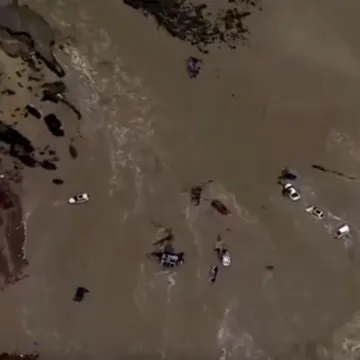 Bujične poplave pogodile australsku državu: Pogledajte snimke automobila koje nose valovi