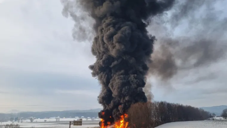 Prizori strave i užasa na slovenskoj autocesti: Buktinja guta vozila, suklja gusti crni dim