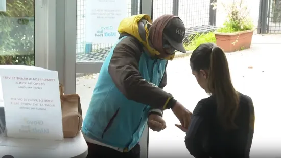 Dostavljači jure s hranom, a restorani su prazni: Kako smo postali ovisni o dostavi