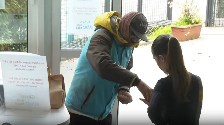 Dostavljači jure s hranom, a restorani su prazni: Kako smo postali ovisni o dostavi