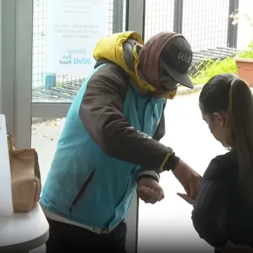 Dostavljači jure s hranom, a restorani su prazni: Kako smo postali ovisni o dostavi