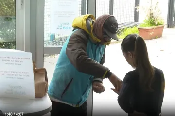 Dostavljači jure s hranom, a restorani su prazni: Kako smo postali ovisni o dostavi