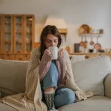 Prehlađeni ste i boli vas grlo? Zdravstveni stručnjaci preporučuju ove biljne čajeve