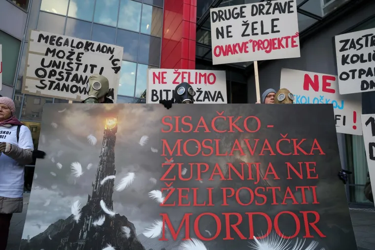 Ljudi u gas maskama stigli pred Ministarstvo u Zagrebu: 'Planiraju ih pretvoriti u klaonicu'