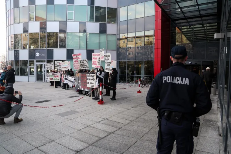 Ljudi u gas maskama stigli pred Ministarstvo u Zagrebu: 'Planiraju ih pretvoriti u klaonicu'