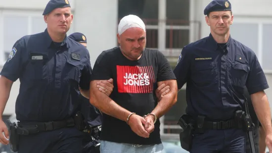 Pijan vrijeđao Hrvate pa se autom zaletio na bicikliste: 'Vukao me par metara'