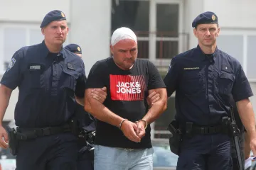 Pijan vrijeđao Hrvate pa se autom zaletio na bicikliste: 'Vukao me par metara'