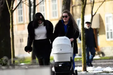 Crna bundica i bijela kolica: Ove dvije prijateljice izabrale su odličnu kombinaciju za &scaron;etnju Karlovcem