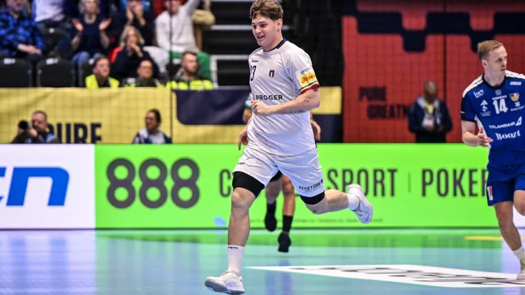 Manojlović laktom u lice &scaron;okirao gledatelje u dvorani: Suci pregledavali pa pokazali crveni