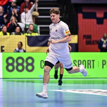 Manojlović laktom u lice &scaron;okirao gledatelje u dvorani: Suci pregledavali pa pokazali crveni