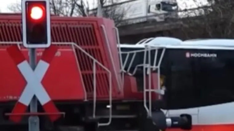 U stravičnom sudaru autobusa i vlaka jedan poginuo, najmanje 10 te&scaron;ko ozlijeđenih