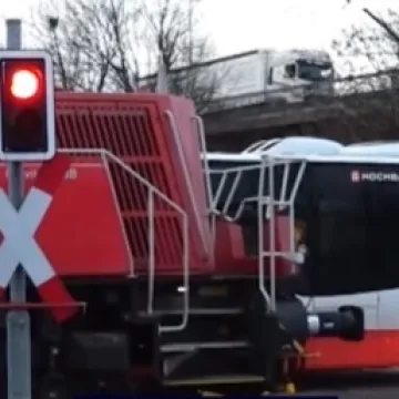 U stravičnom sudaru autobusa i vlaka jedan poginuo, najmanje 10 te&scaron;ko ozlijeđenih