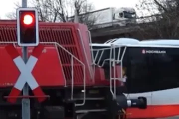 U stravičnom sudaru autobusa i vlaka jedan poginuo, najmanje 10 te&scaron;ko ozlijeđenih