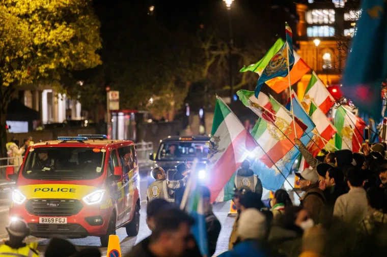 Prosvjedi ispred iranskog veleposlanstva u Londonu postali nasilni, ozlijeđeni policajci