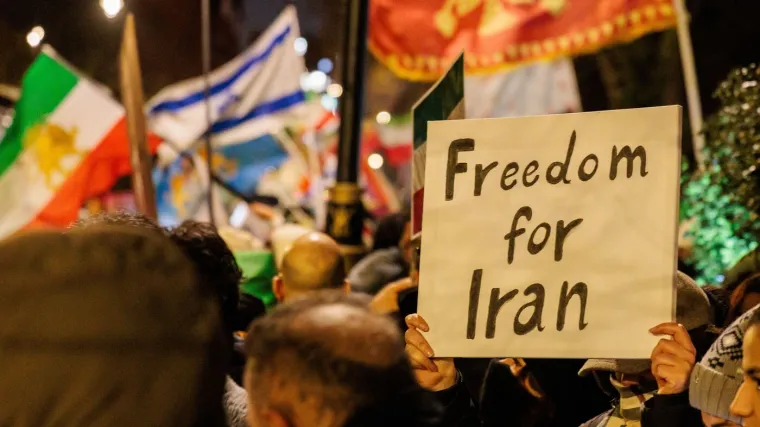 Prosvjedi ispred iranskog veleposlanstva u Londonu postali nasilni, ozlijeđeni policajci