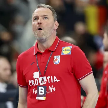 Sigurdsson prelomio i iznenadio sastavom. Četiri zvijezde poslao na tribinu