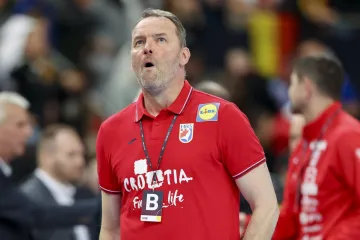 Sigurdsson prelomio i iznenadio sastavom. Četiri zvijezde poslao na tribinu