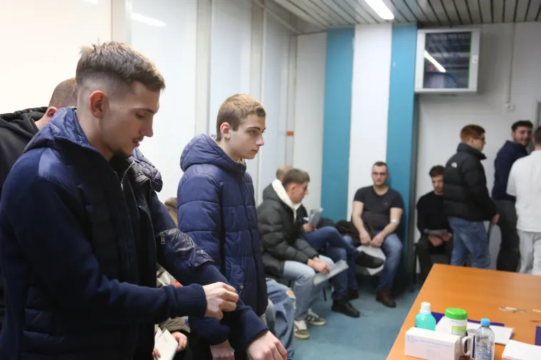 Započeli zdravstveni pregledi mladića za vojni rok: Ovo su na&scaron;i budući ročnici