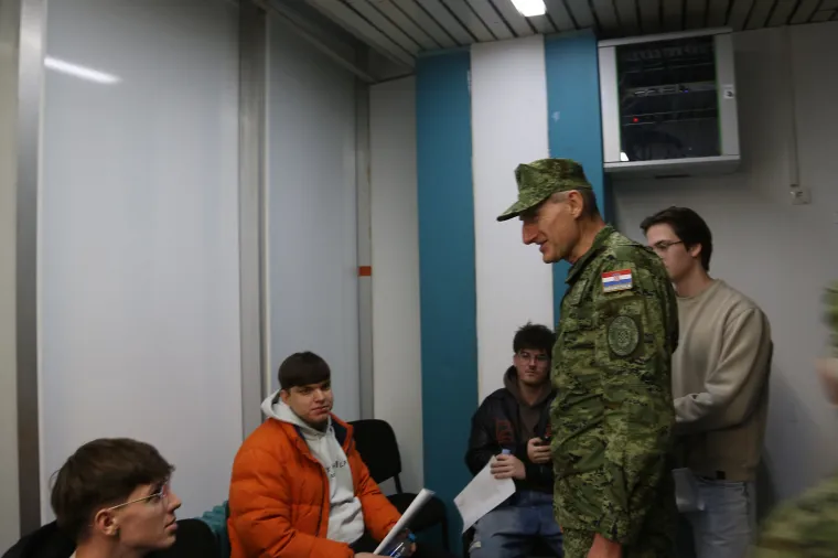 Započeli zdravstveni pregledi mladića za vojni rok: Ovo su na&scaron;i budući ročnici