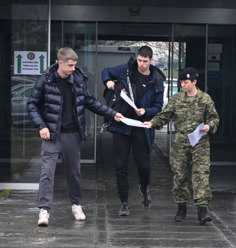 Započeli zdravstveni pregledi mladića za vojni rok: Ovo su na&scaron;i budući ročnici