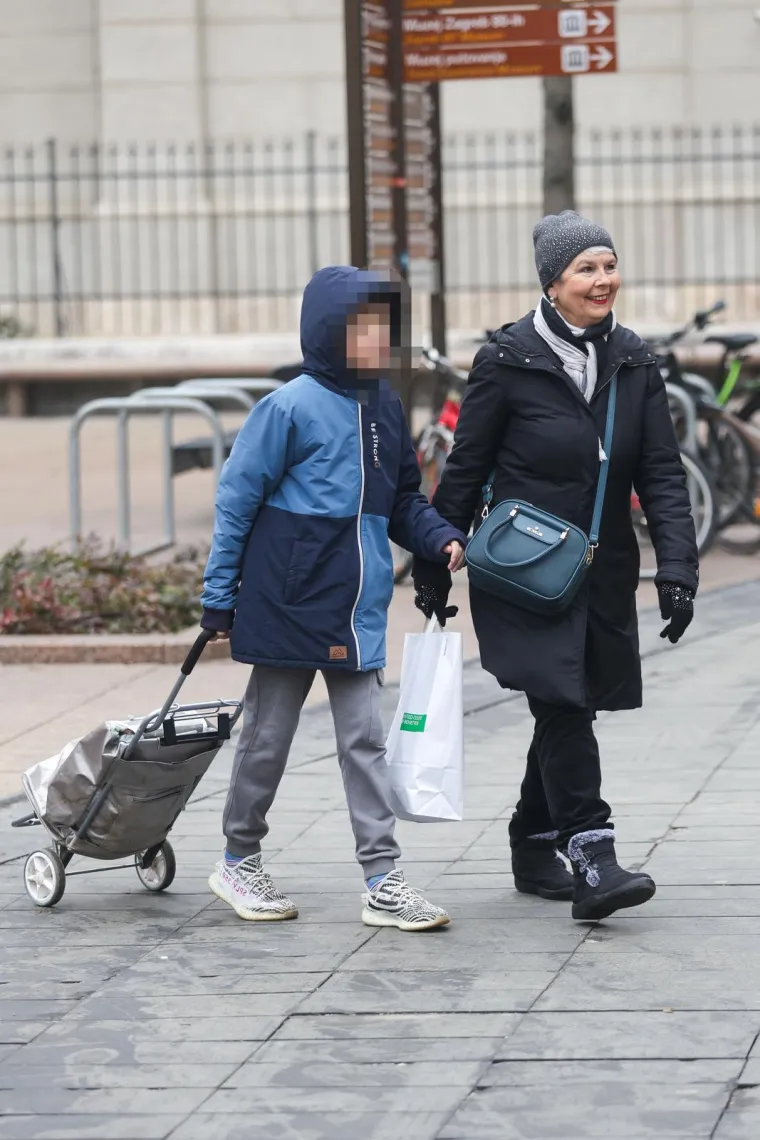Ponosna do neba: Jadranka Kosor pro&scaron;etala sredi&scaron;tem Zagreba u najdražem dru&scaron;tvu