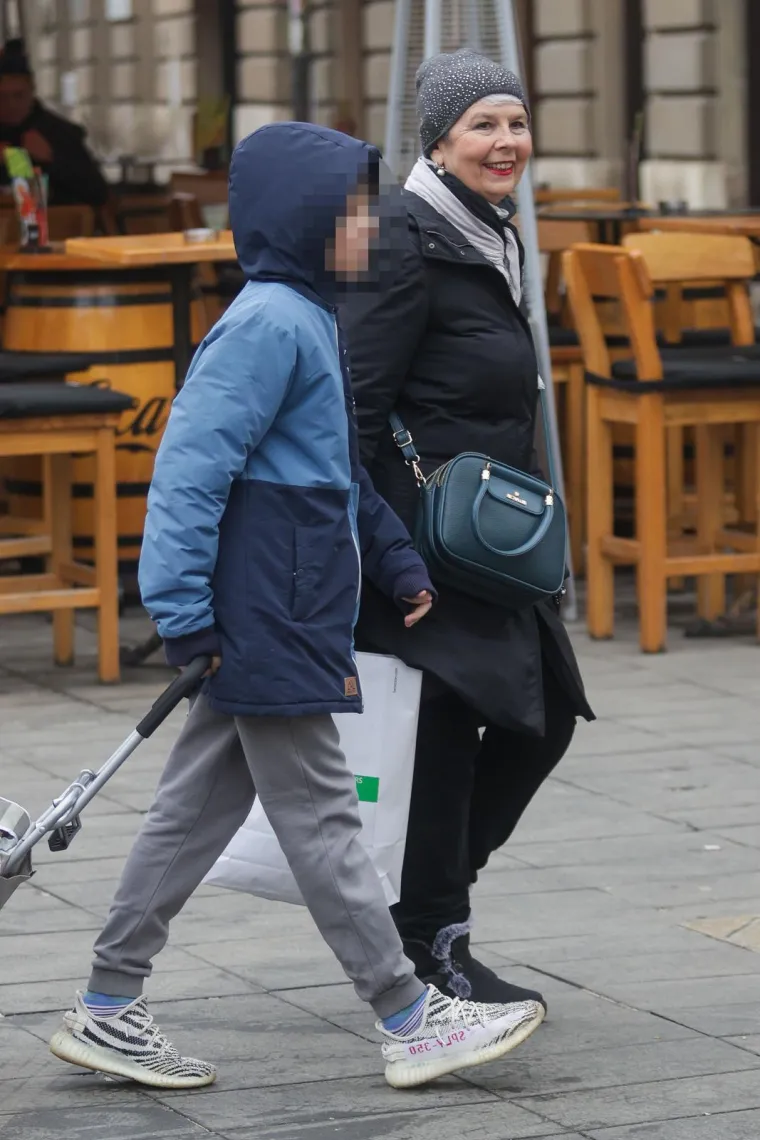 Ponosna do neba: Jadranka Kosor pro&scaron;etala sredi&scaron;tem Zagreba u najdražem dru&scaron;tvu