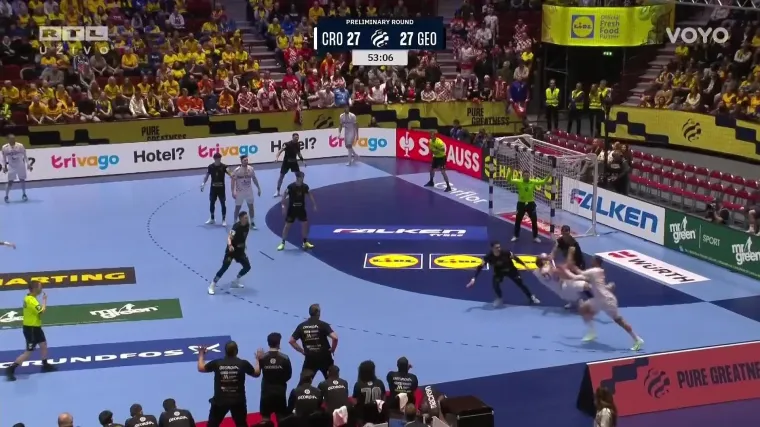 Ovo je bilo bolno! Srna dobio nezgodan udarac u lice dok se lomi utakmica