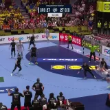 Ovo je bilo bolno! Srna dobio nezgodan udarac u lice dok se lomi utakmica