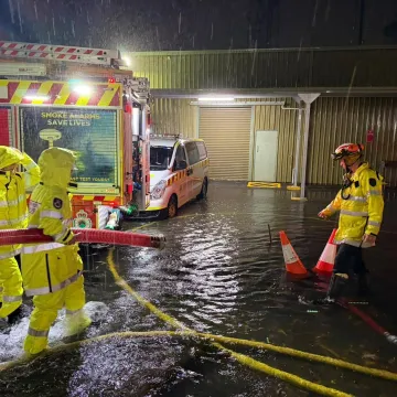 Obilne ki&scaron;e pogodile Australiju: Poginula jedna žena, evakuirani i turisti
