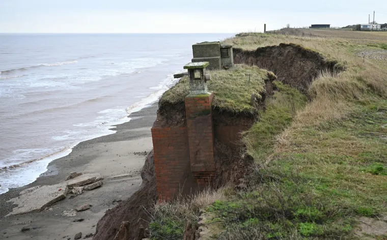 Nuklearni bunker visi s litice, uskoro će se uru&scaron;iti? 'Ostalo mu je samo nekoliko dana'