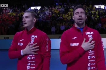 Grmi 'Lijepa na&scaron;a' u dvorani! Na&scaron;i rukometa&scaron;i glasno zapjevali najljep&scaron;u himnu