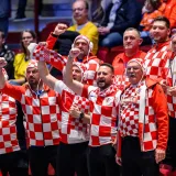 Na tribini ludnica, a svi u &scaron;oku gledaju nizozemskog izbornika: Legenda prstima 'kopa blago'