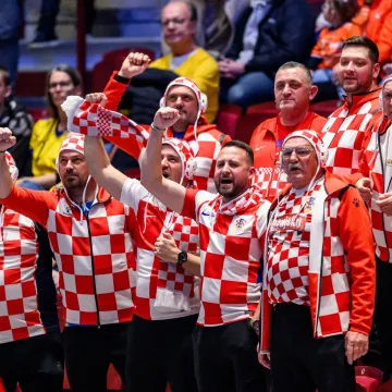 Na tribini ludnica, a svi u &scaron;oku gledaju nizozemskog izbornika: Legenda prstima 'kopa blago'