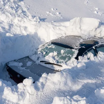 Snijeg im je zatrpao automobile i ulaze u zgrade: Ovako nije bilo zadnjih 60 godina