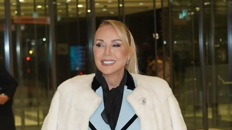 Lepa Brena slomila je obje noge i obje ruke: Usred koncerta slomila nogu, no nastavila pjevati