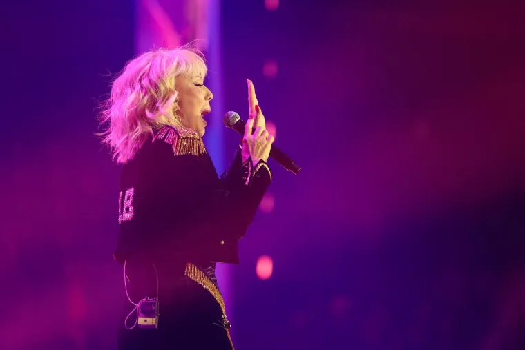 Lepa Brena slomila je obje noge i obje ruke: Usred koncerta slomila nogu, no nastavila pjevati