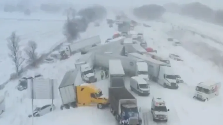 Kaos zbog snijega na cesti: U stravičnom lančanom sudaru sudjelovalo 100 vozila, pojavile se snimke
