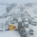 Kaos zbog snijega na cesti: U stravičnom lančanom sudaru sudjelovalo 100 vozila, pojavile se snimke