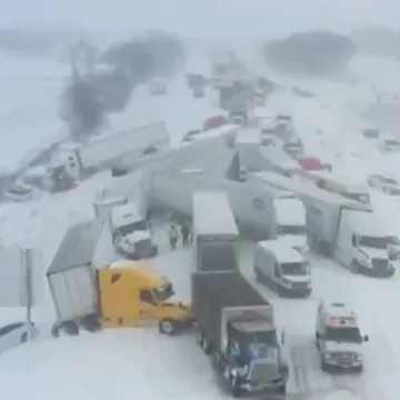 Kaos zbog snijega na cesti: U stravičnom lančanom sudaru sudjelovalo 100 vozila, pojavile se snimke