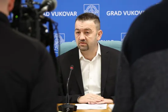 Nastavlja se prepucavanje u Vukovaru. Pavliček: 'Penavi je bolje da se skrije u mi&scaron;ju rupu'