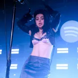 Britanska pop ikona koja je redefinirala glazbenu scenu: Znate li tko je Charli XCX?
