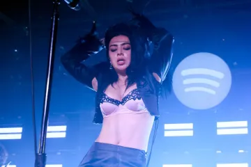 Britanska pop ikona koja je redefinirala glazbenu scenu: Znate li tko je Charli XCX?